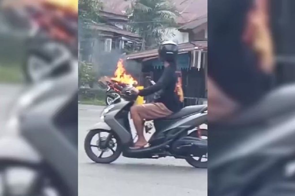 Viral! Motor Terbakar di Lampu Merah Maros, Diduga Korsleting saat Bonceng Tiga
