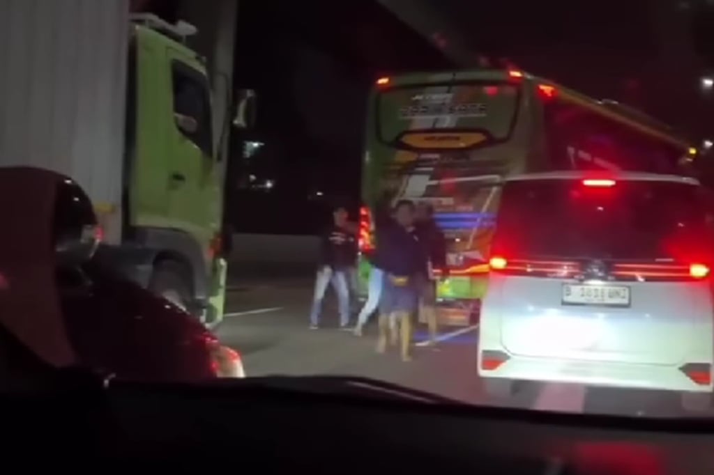 Bus Rombongan Bonek Diserang di Tol Japek, Polisi Turun Tangan Beri Pengawalan