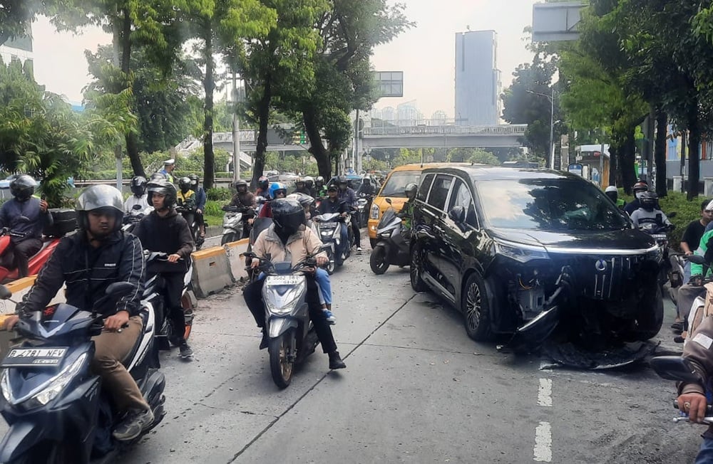 Mobil Listrik Tabrak Separator Busway di Slipi, Lalin Arah Semanggi Macet
