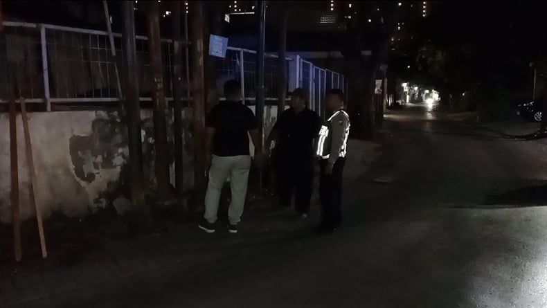 Tragis! Remaja Tewas Tersengat Listrik Tiang Lampu Jalan di Surabaya 