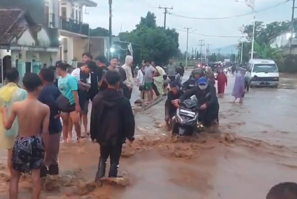 Tanggul Sungai Jebol, Banjir Rendam Ratusan Rumah di Majalaya Bandung