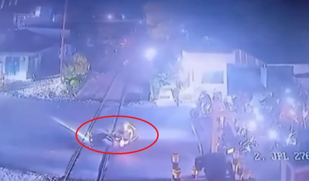 Ngeri! Motor Tiba-Tiba Meloncat ke Rel di Cilegon, Kakak Adik Nyaris Digilas KA