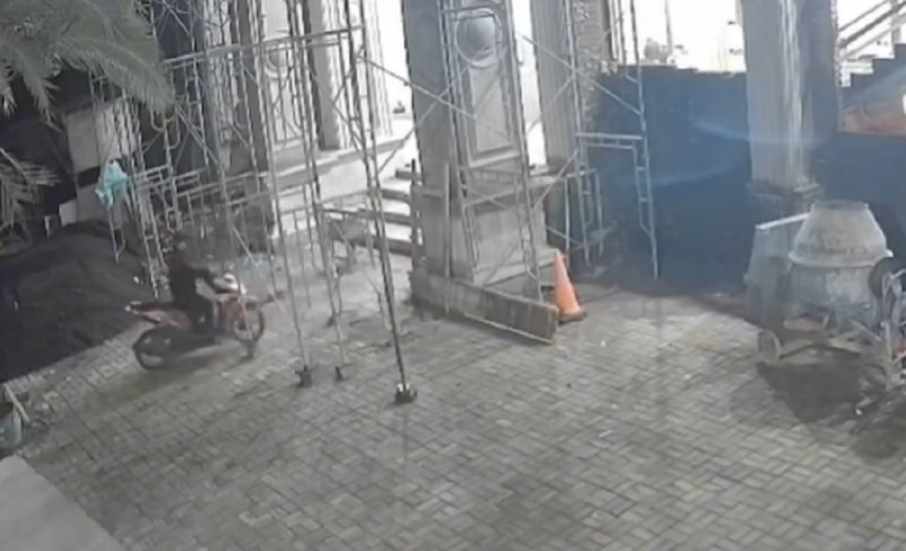 Terekam CCTV! Motor Muadzin di Pasuruan Digondol Maling saat Hendak Adzan Subuh