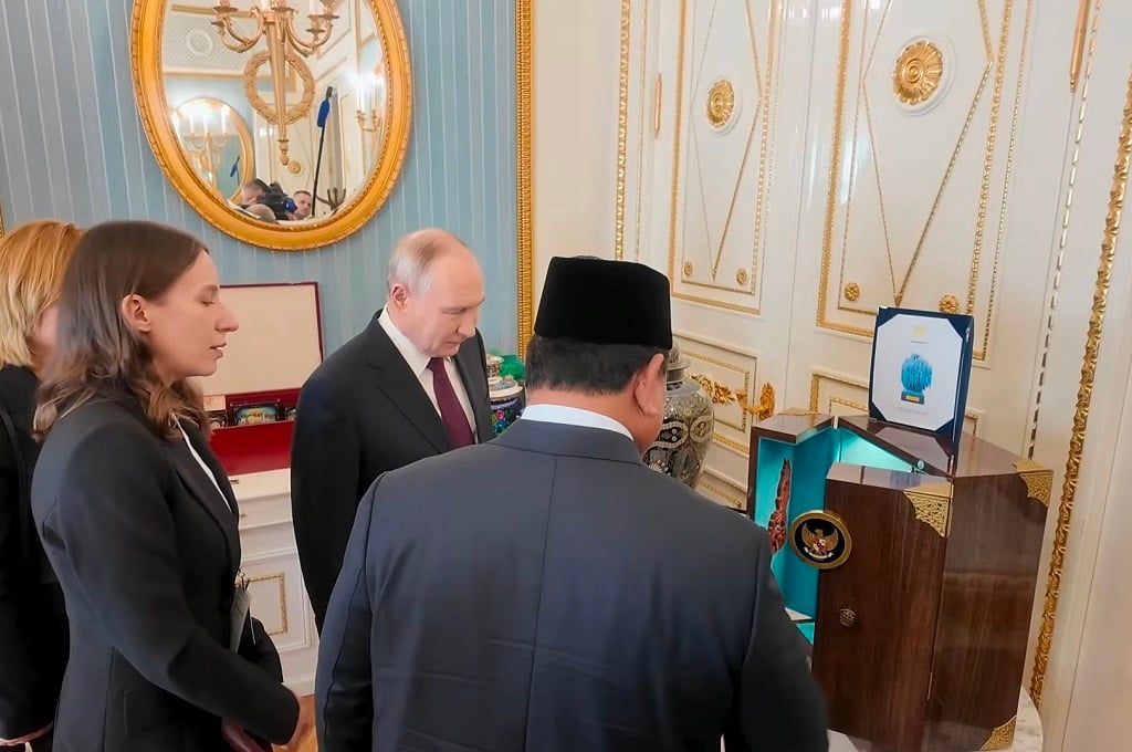 Bertukar Cenderamata, Prabowo Hadiahkan Putin Vas dan Miniatur Candi Borobudur