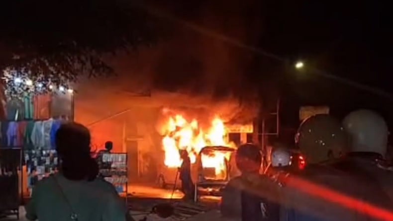 Avanza Bawa 6 Orang Terbakar di Gowa, Api Diduga dari Ledakan Korek Gas