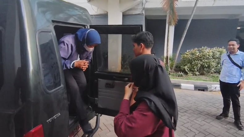 Ditangkap di Jaksel, DPO Kredit Fiktif Rp9,6 Miliar Dibawa ke Lapas Perempuan di Sidoarjo