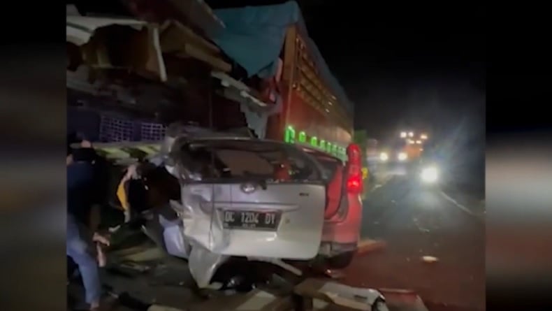 Truk Meluncur Mundur di Enrekang Tabrak Xenia, 1 Orang Tewas Terjepit 4 Luka Parah