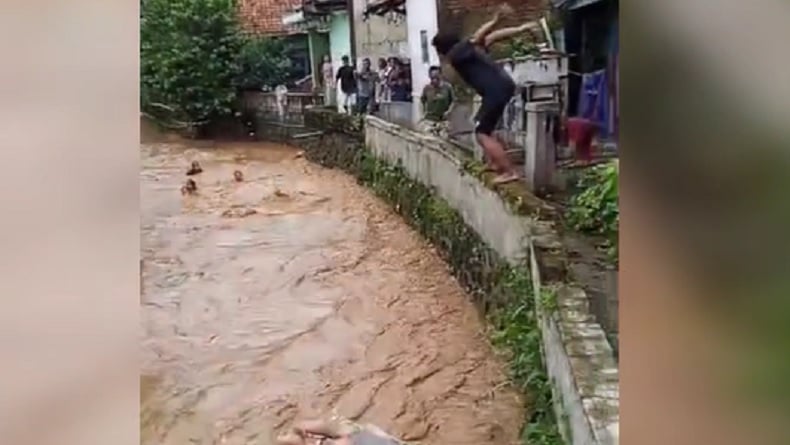 Wanita Hanyut di Sungai Cibanjaran Bandung Ditemukan Tewas, 1 Penolong Hilang