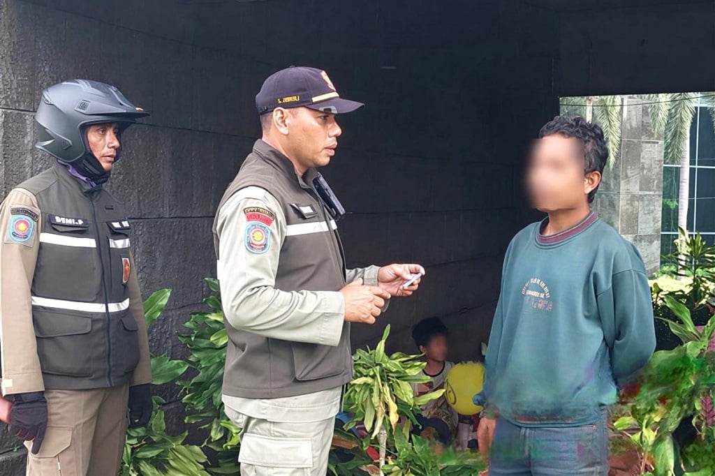 Pilu! Sekeluarga Terpaksa Tinggal di Kolong Semanggi, Kehabisan Uang gegara Dicopet