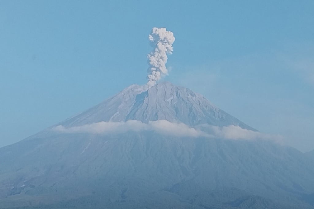Gunung Semeru Meletus 7 Kali Hari Ini, PVMBG: Waspadai Awan Panas dam Lahar