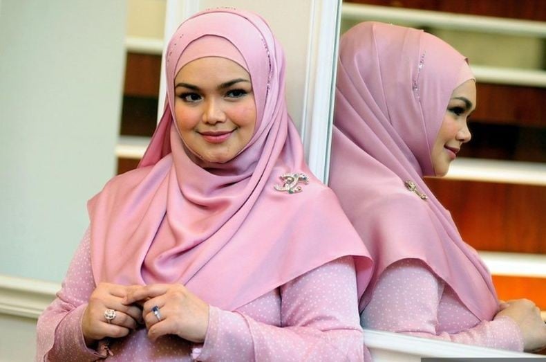 Penyanyi Pop Malaysia Siti Nurhaliza Kecelakaan
