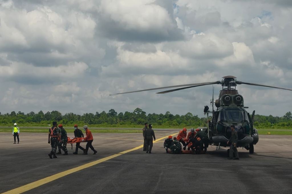 Dramatis! Jenazah Korban Helikopter Jatuh Dievakuasi dengan Heli Caracal TNI AU