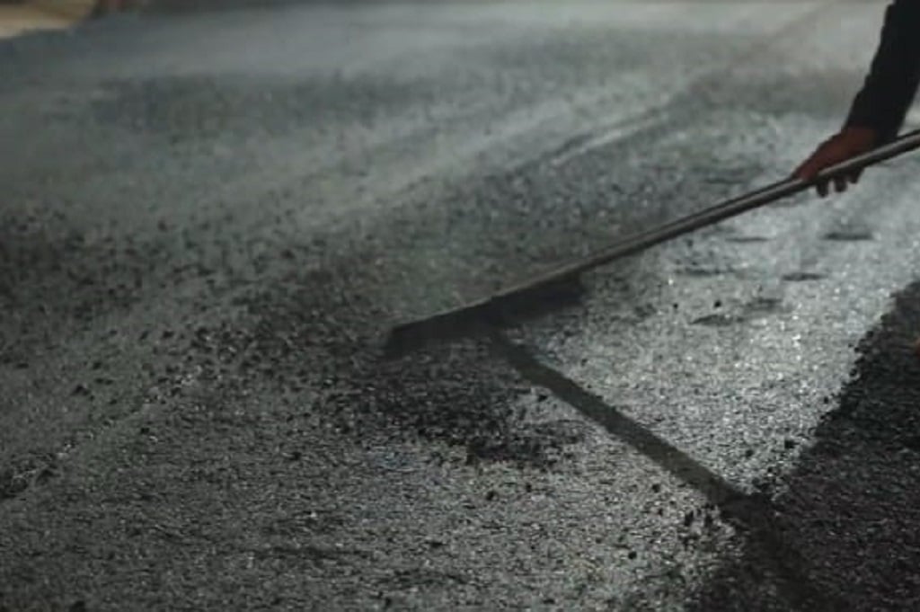 Kurangi Impor, Menteri PU Buat Aturan Wajib Pakai Aspal Buton untuk Konstruksi