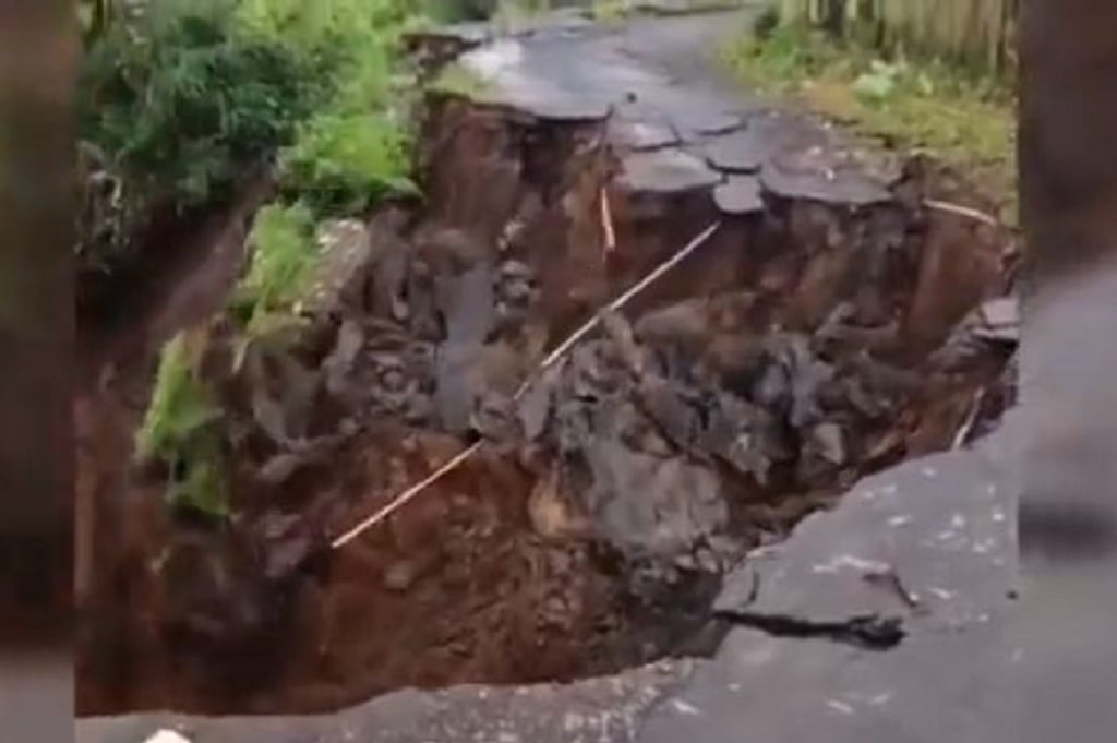 Terekam Video! Momen Mencekam Jalan Penghubung Semarang-Boyolali Mendadak Longsor