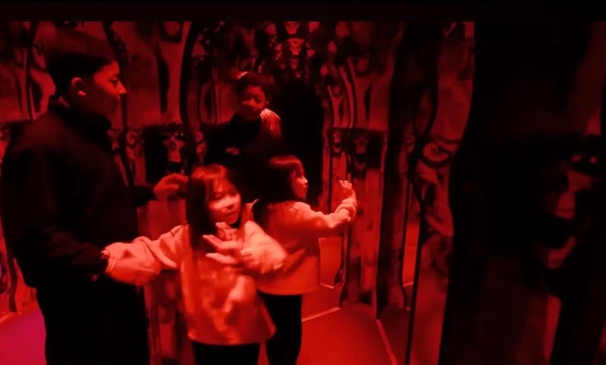 Aletha Abew Coba Labirin Kaca, Berujung Main Tebak-tebakan Hantu