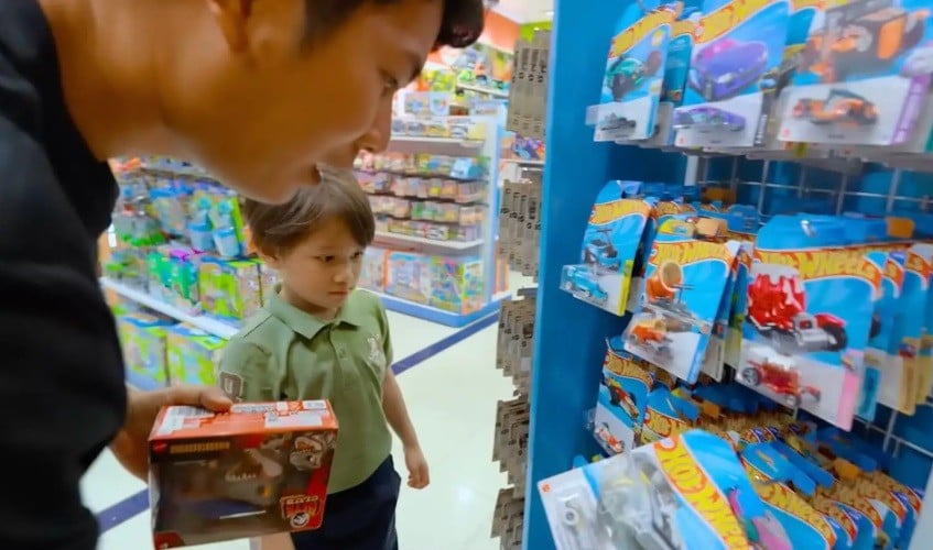 Ultah Bebas Ambil Apa Saja, Papoy Syok Lihat Total Belanja Abew