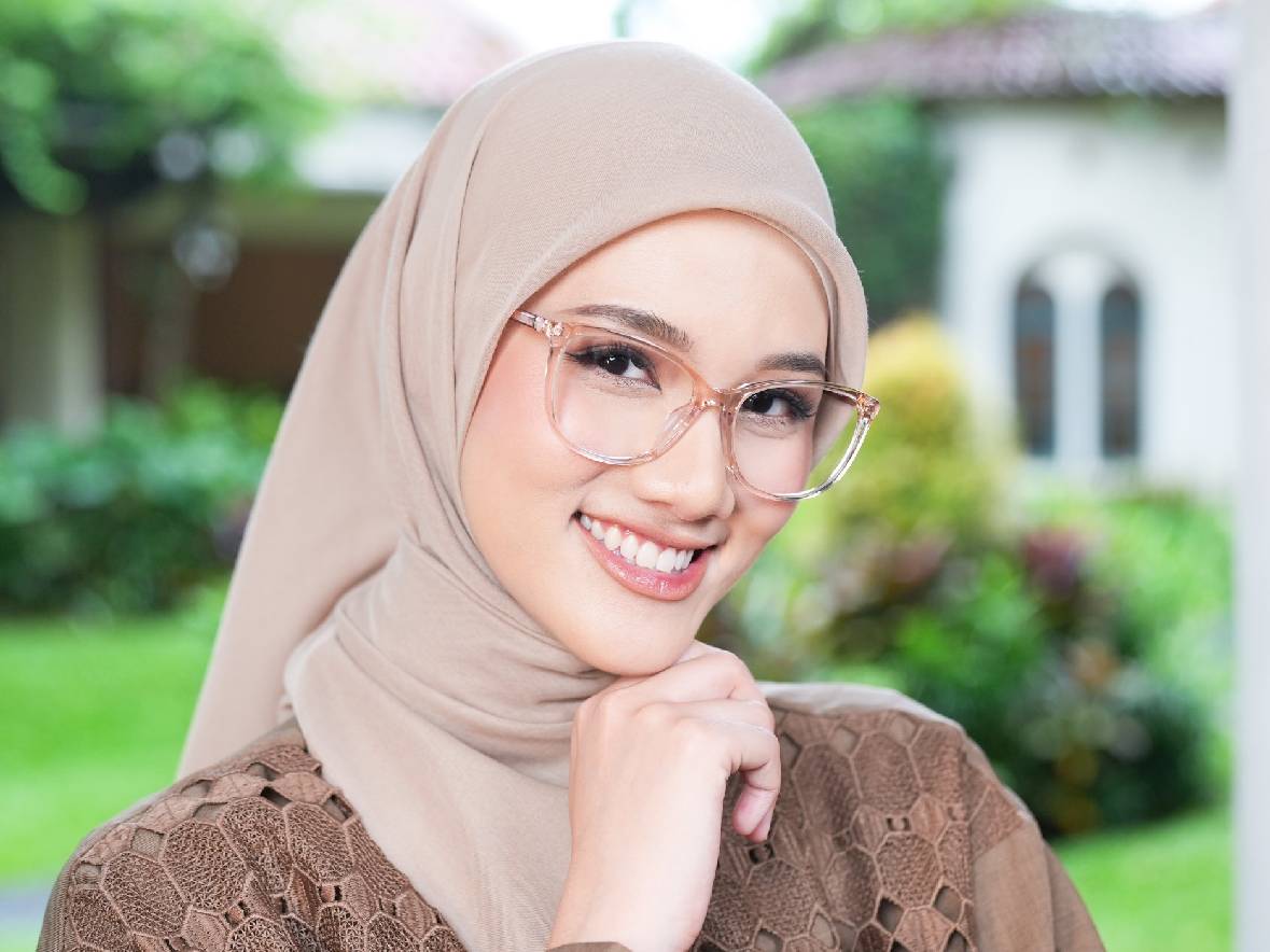 Rekomendasi Kacamata untuk Pengguna Hijab, Kepala Anti-Pusing!