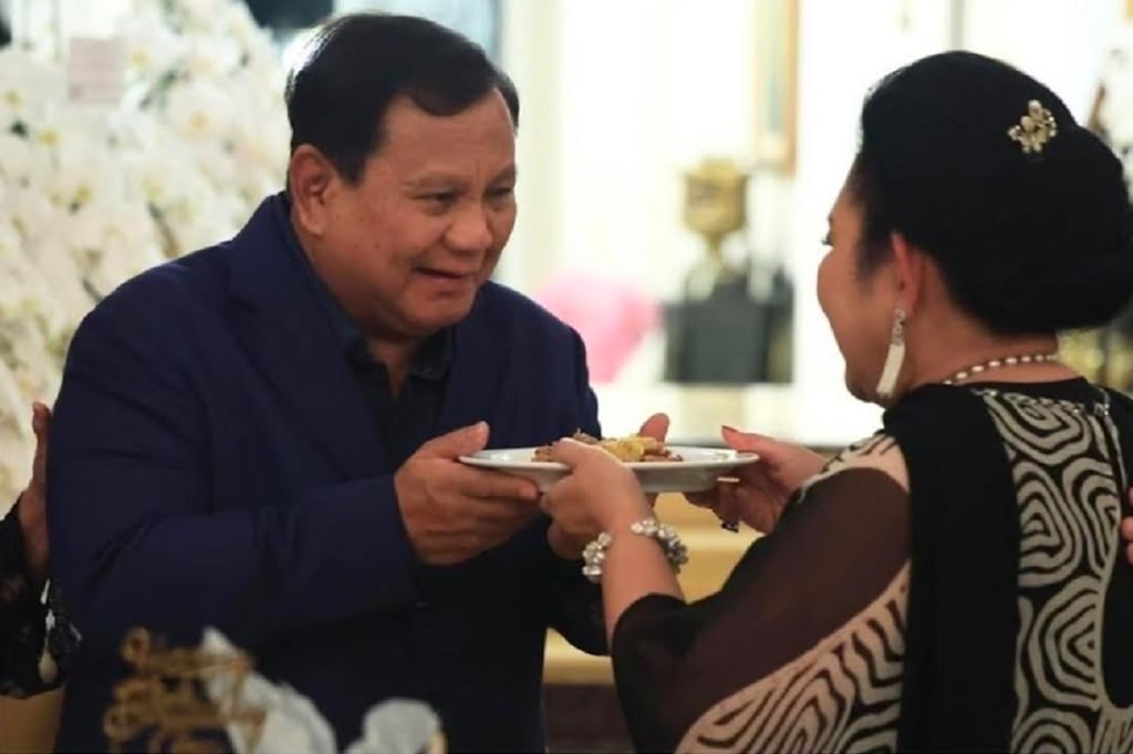 Momen Prabowo Dapat Potongan Tumpeng dari Titiek Soeharto saat Syukuran Ultah