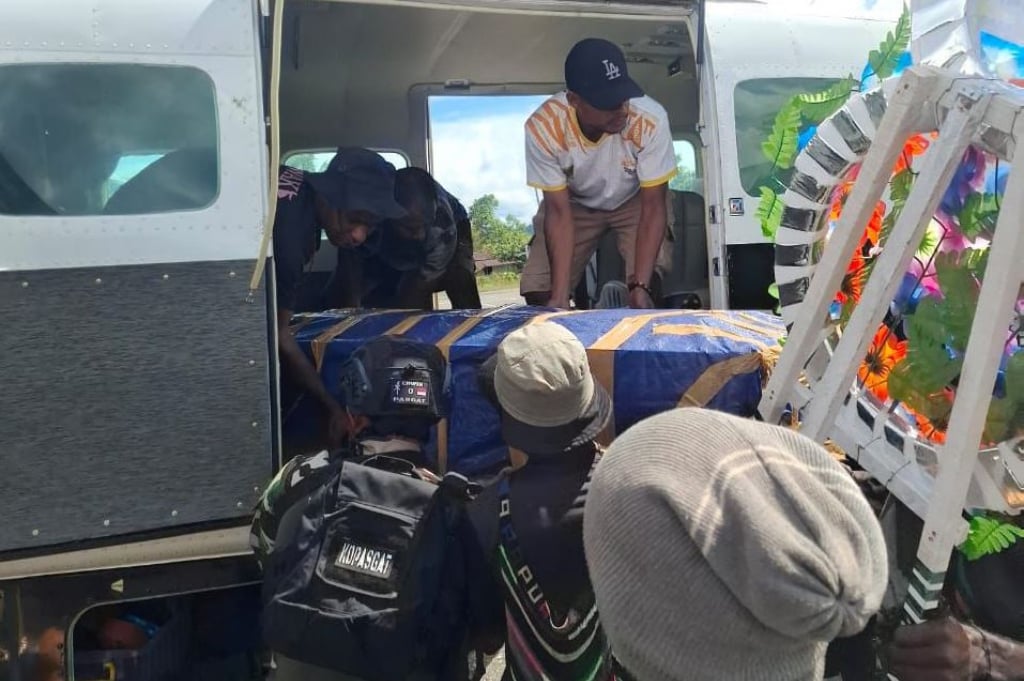 Haru! Momen TNI dan Warga Gotong Royong Evakuasi Jenazah di Nduga Papua