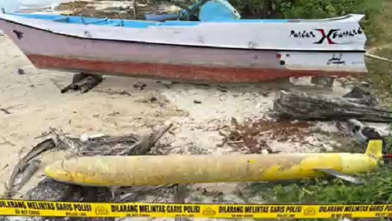 Warga Sumenep Geger Temukan Benda Diduga Torpedo di Pantai, Polisi Amankan TKP