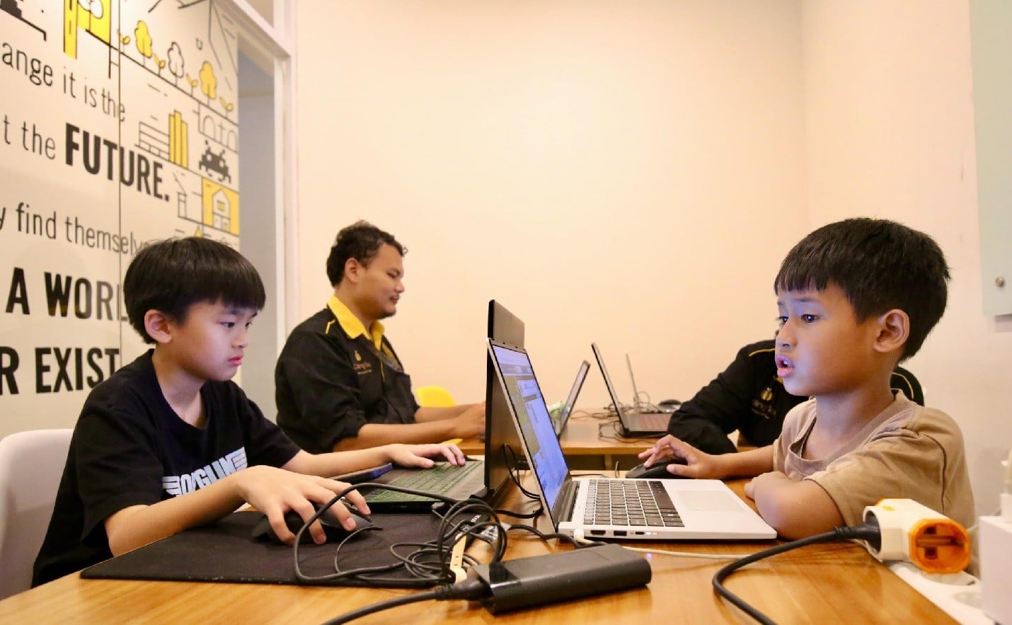 Coding Tetap Penting di Era AI, Ini Alasan Siswa Tak Bisa Bergantung pada Mesin