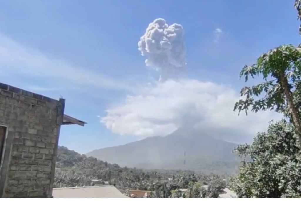 Gunung Lewotobi Laki-laki Meletus Sore Ini, Semburkan Abu Vulkanik 1.600 Meter