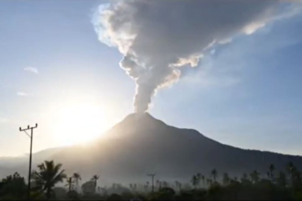 Gunung Lewotobi Laki-Laki Meletus, Bandara Frans Seda Maumere Ditutup Akibat Abu Vulkanis