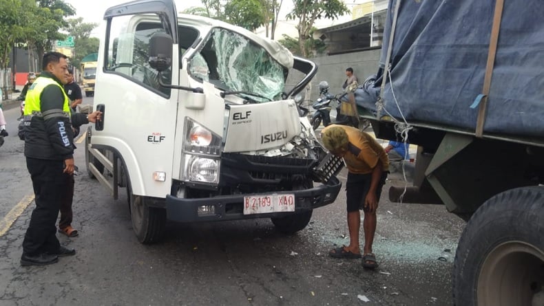 Sopir Ngantuk, 2 Truk Tabrakan di Bojonegoro
