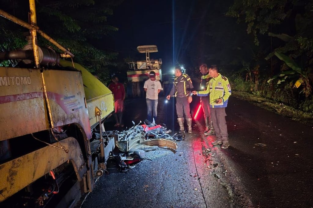 Ngeri! Kaki Pemotor Putus usai Tabrak Kendaraan Alat Berat di Timor Tengah Utara NTT