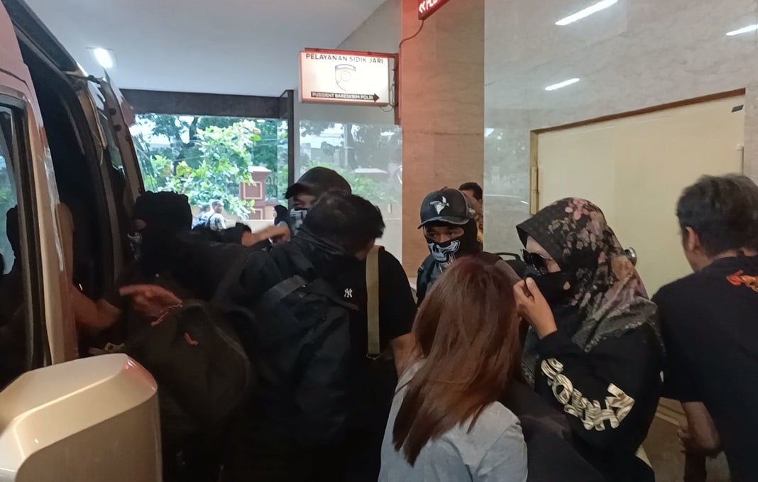 Breaking News: Istri dan 2 Anak Bandar Narkoba Ko Erwin Tiba di Bareskrim usai Ditangkap