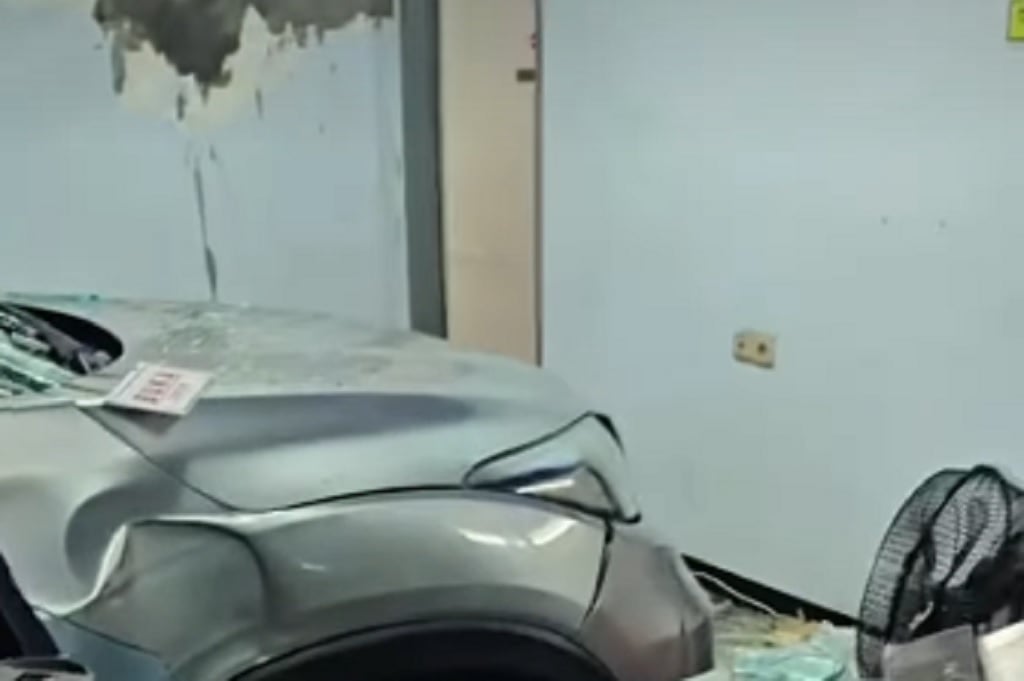 Lansia Salah Injak Gas, Mobil Seruduk Pejalan Kaki hingga Depot Air Minum di Jakbar