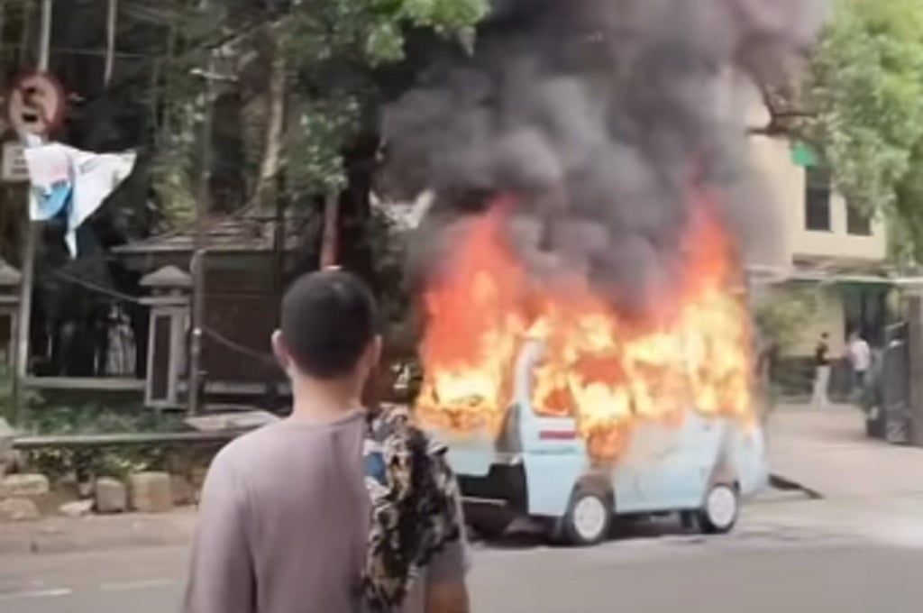 Brutal! Serobot Antrean, Sopir Angkot di Tanah Abang Bakar Rekannya Sesama Sopir