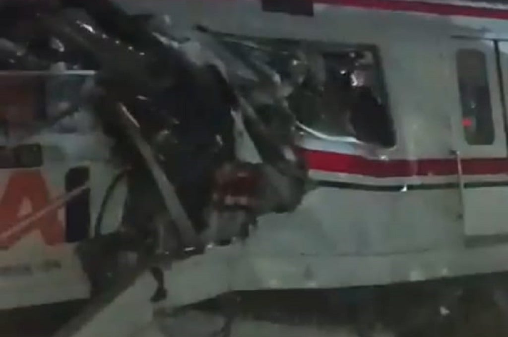 KRL Commuter Line Ditabrak Kereta Api Argo Bromo di Stasiun Bekasi Timur!