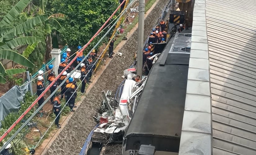 Petugas Berjibaku Evakuasi Gerbong KRL yang Tertabrak KA Argo Bromo di Stasiun Bekasi Timur