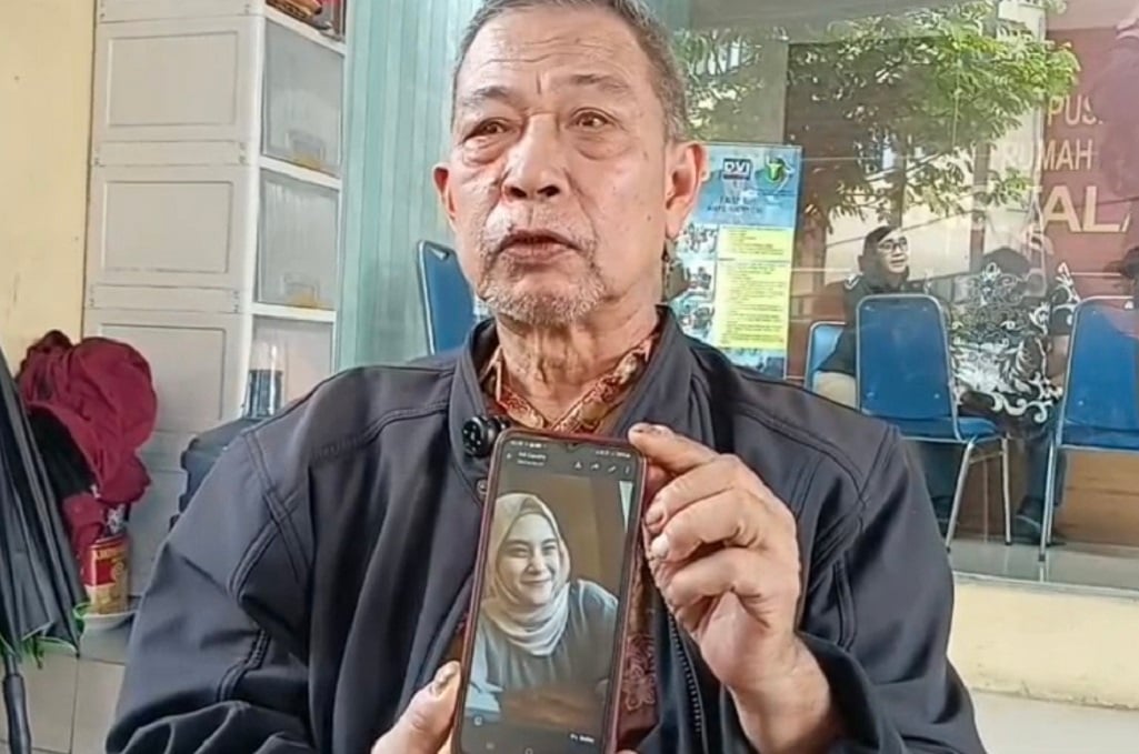 Pilu! Keluarga Harap-Harap Cemas Tunggu Identifikasi Korban Kecelakaan Kereta Bekasi