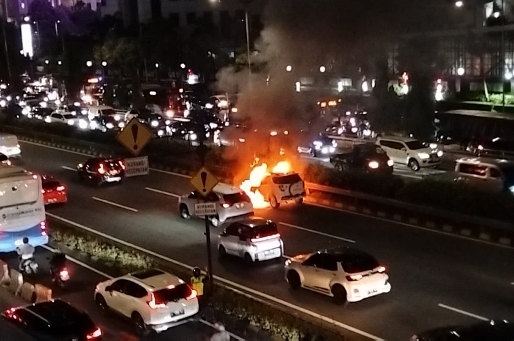 Heboh! Mobil Terbakar di Tol Dalam Kota Jakarta Dekat Polda Metro Jaya