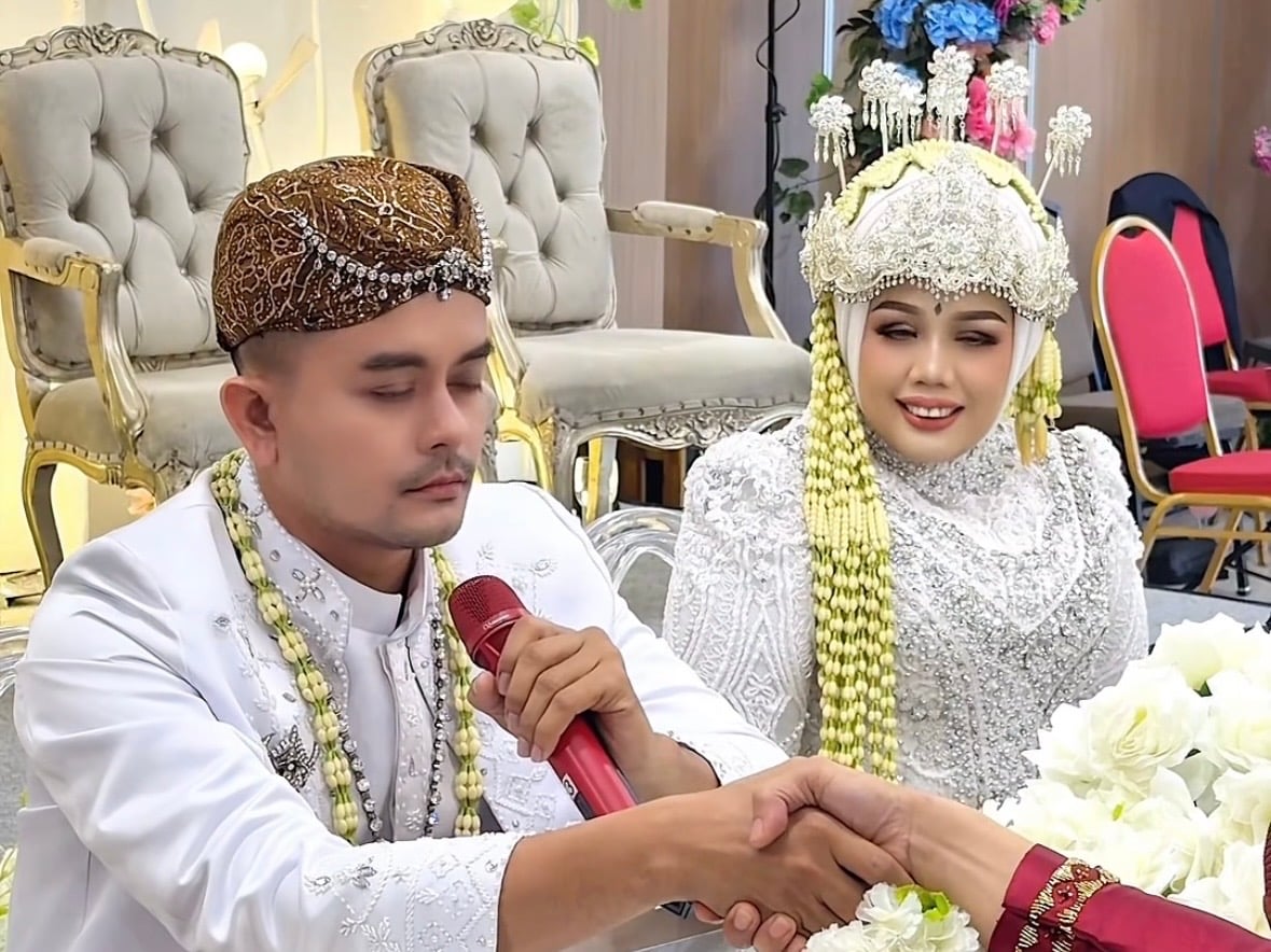 Ijab Kabul Pernikahan ke-6 Elly Sugigi dan Haqqi Jadi Sorotan, Netizen: Jujur Janggal!