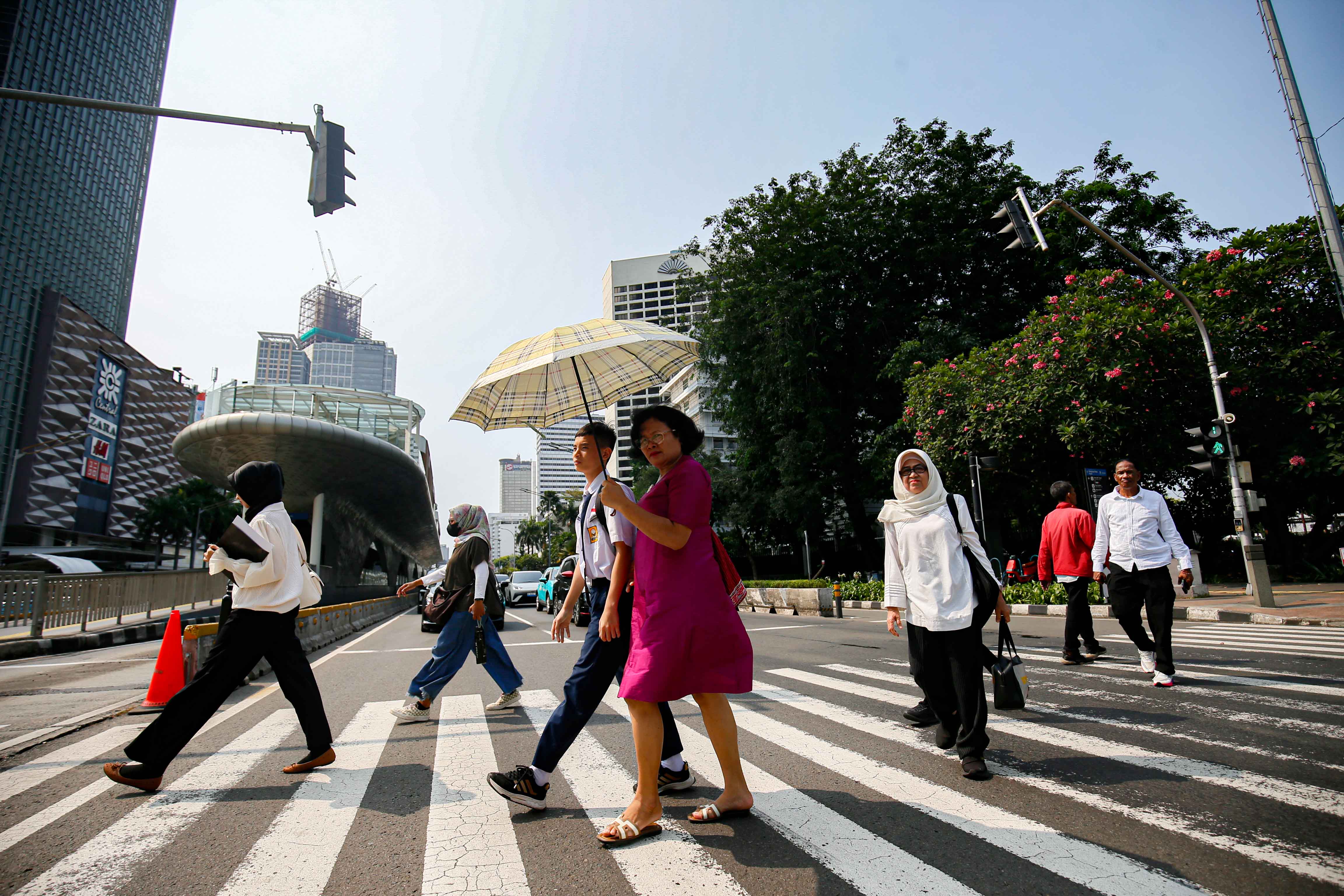 BMKG Ungkap Penyebab Siang Panas Terik, Sore Hujan Lebat