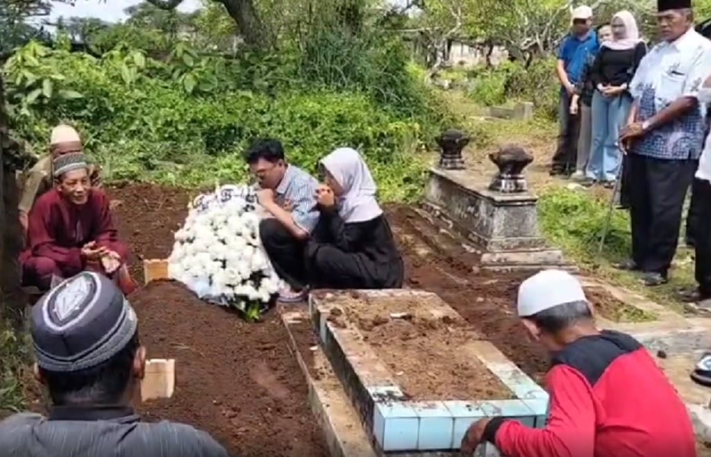 Isak Tangis Iringi Pemakaman Staf RSCM Korban Kecelakaan KRL di Bekasi Timur