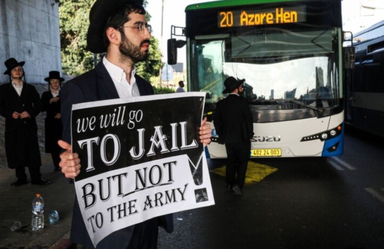 Tolak Dikirim Perang, Ratusan Yahudi Ultra-Ortodoks Serbu Rumah Kepala Polisi Militer Israel