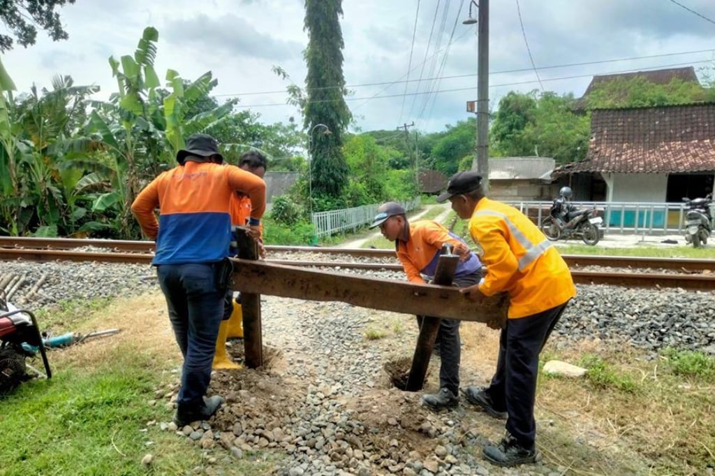 Tegas! KAI Semarang Tutup 41 Pelintasan Liar dari Tegal hingga Blora