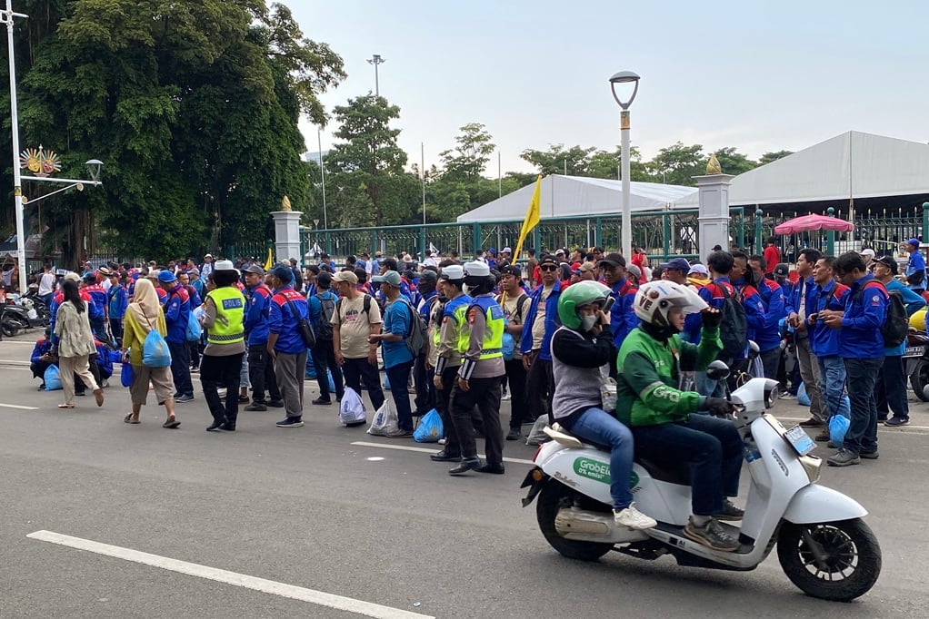 Senangnya Buruh Tenteng Sembako usai Ikut May Day 2026 di Monas