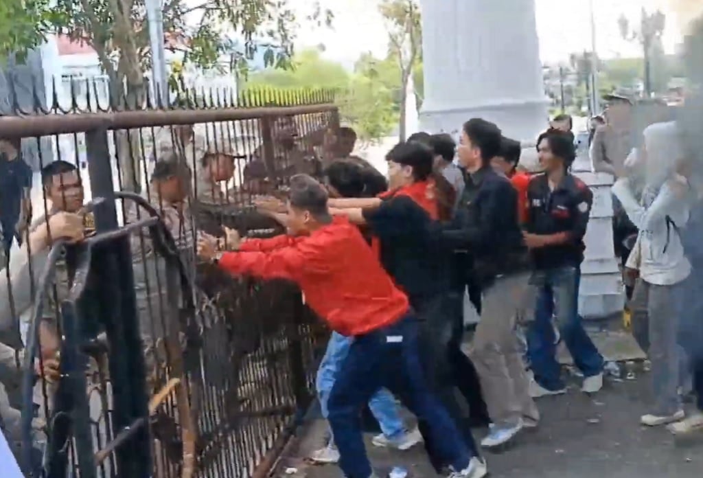 Demo May Day di Palopo Ricuh, Massa Saling Dorong dengan Satpol PP