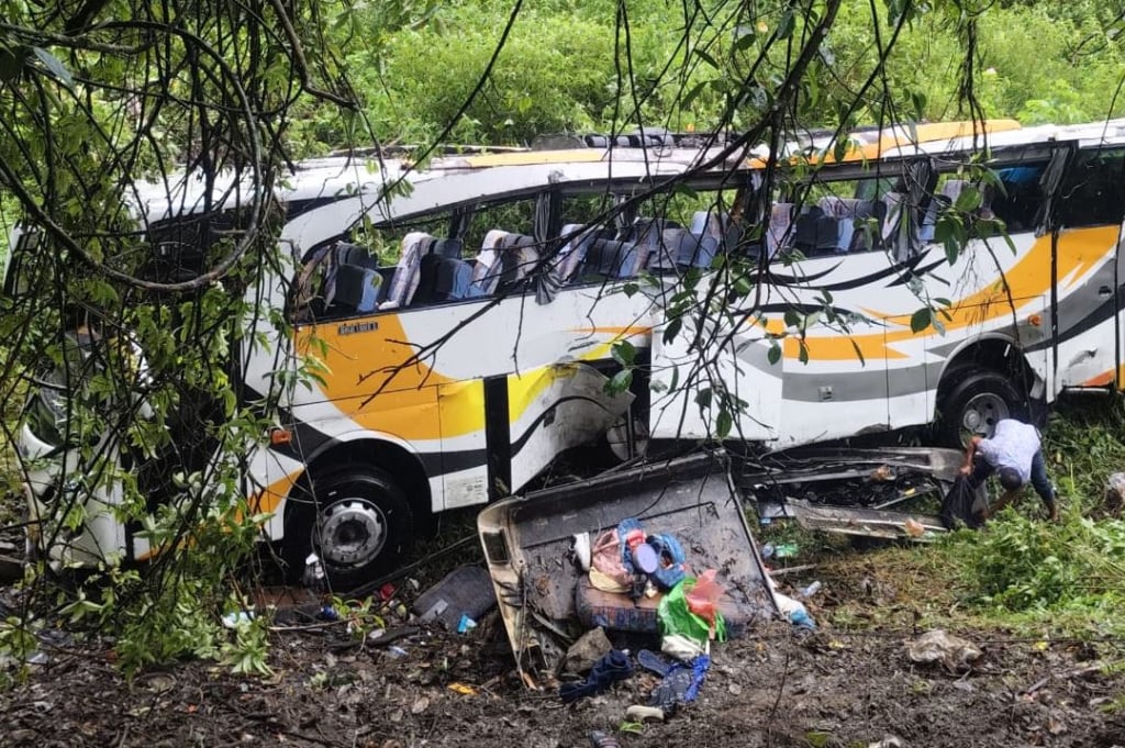 Kecelakaan Bus Pariwisata Terjun ke Jurang 15 Meter di Toba, 50 Orang Luka-Luka