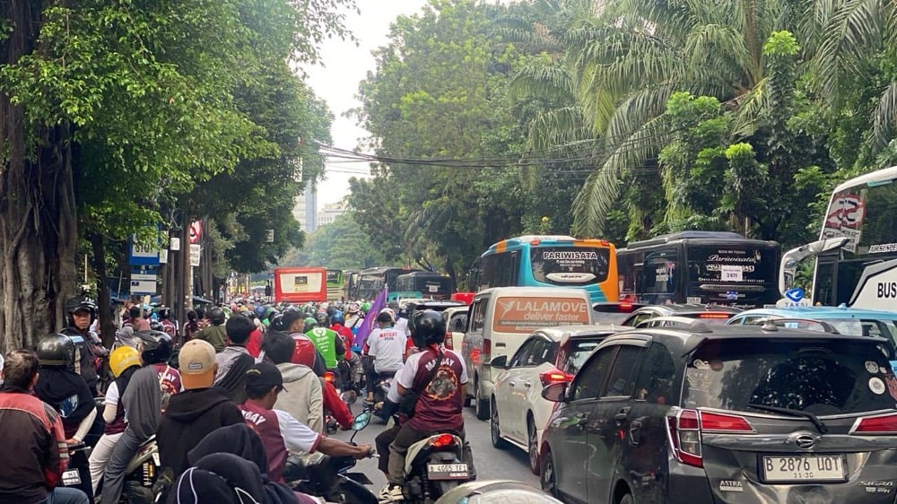 Massa May Day Mengular Menuju Monas, Kramat Kwitang Macet Parah