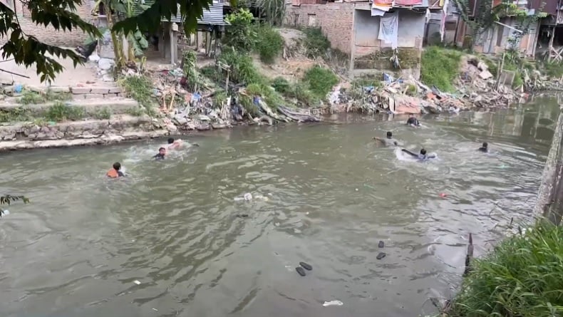 Sarang Narkoba di Medan Digerebek, 3 Orang Ditangkap Belasan Lainnya Kabur Nyemplung Sungai