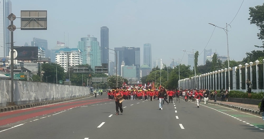Ribuan Buruh Tumpah Ruah di Jalan Depan DPR, Gatot Subroto Ditutup