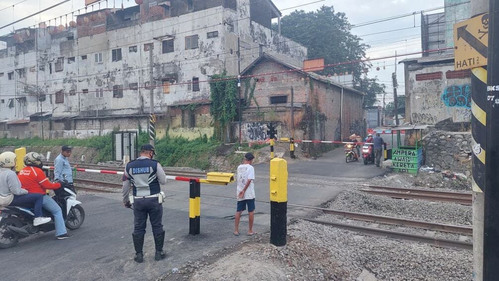 Lokasi Taksi Tertemper Kereta di Bekasi Timur Kini Dipasang Palang Pintu Sementara