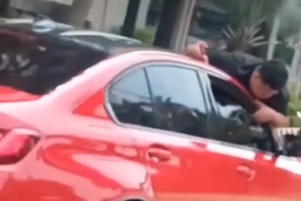 Viral Pria Nemplok Mobil Sambil Teriak Maling di Jakbar, Polisi Selidiki