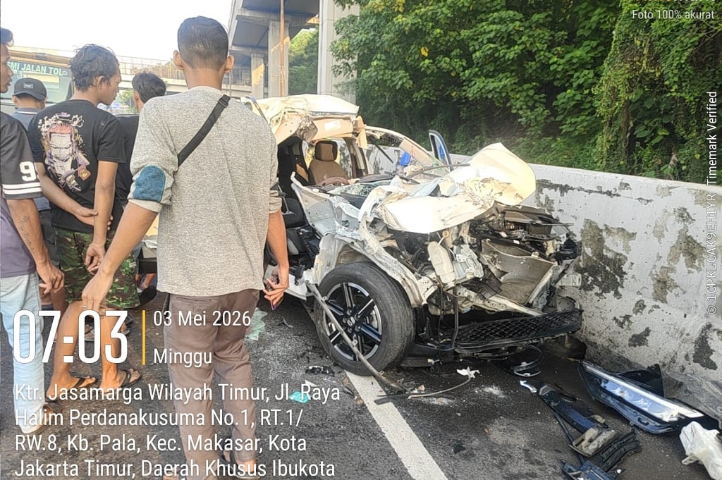 Kecelakaan Lalu Lintas di Tol Jakarta-Cikampek, Mobil Hancur!